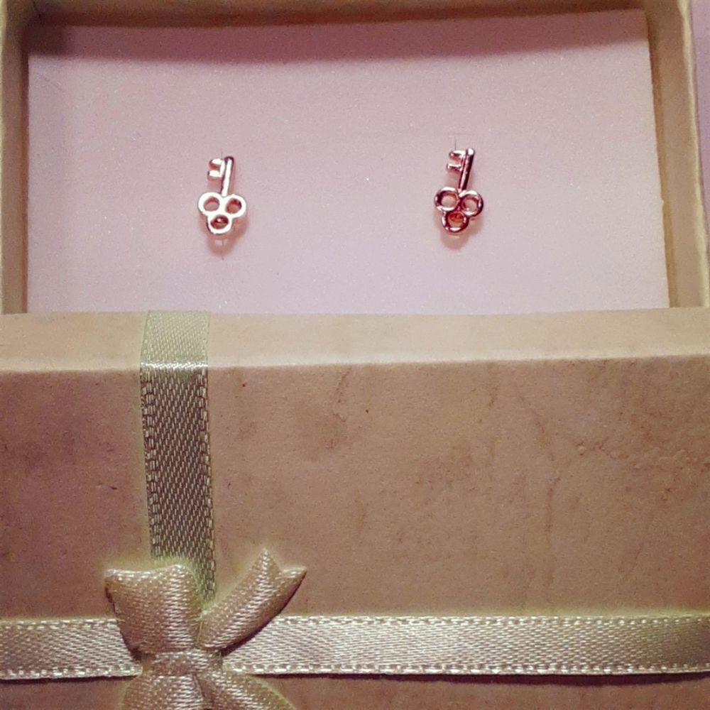 Tiny Pierced Earrings "Keys To My Heart" Gold 1/4" Gift‎ Box NWOT